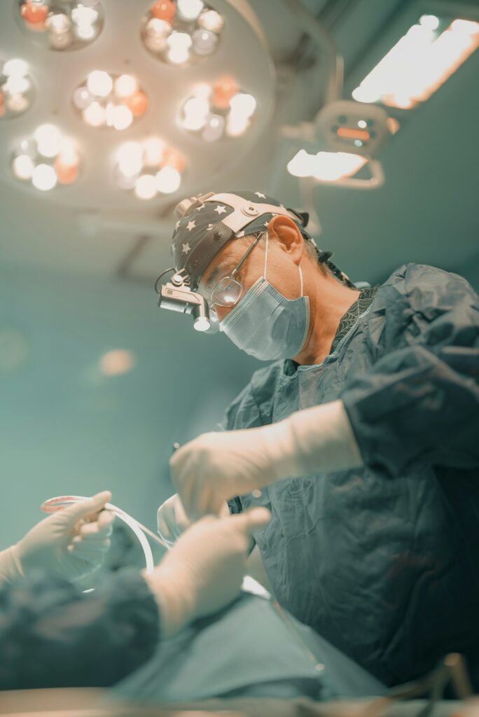 Dentista con lenti di ingrandimento durante un intervento