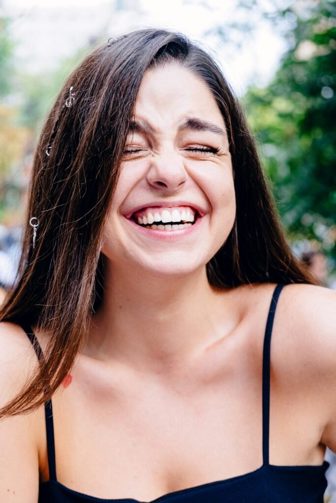 Giovane donna con un sorriso luminoso