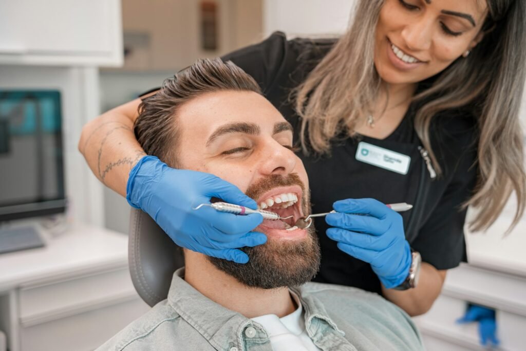 Paziente sorridente con la dentista